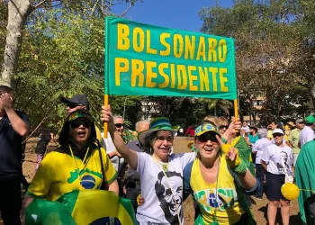 Manifestantes pró-Bolsonaro fazem passeata no Eixão e oram ao final
