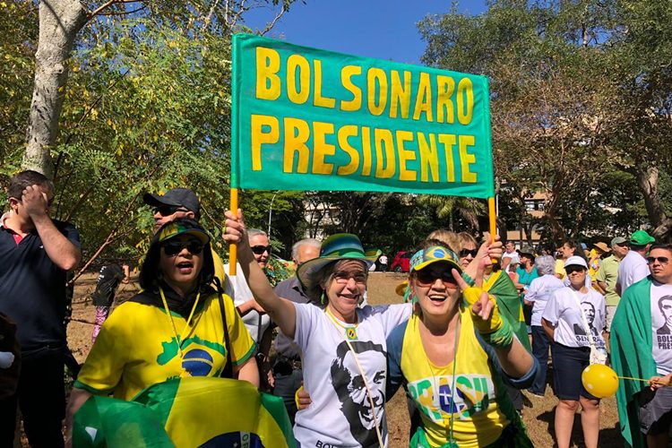Manifestantes pró-Bolsonaro fazem passeata no Eixão e oram ao final