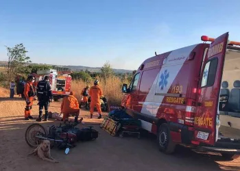 Dois motociclistas ficam feridos em colisão em Brazlândia