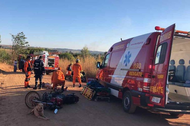 Dois motociclistas ficam feridos em colisão em Brazlândia