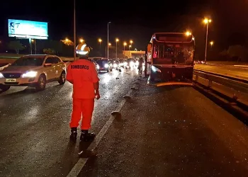 Dois ônibus do BRT batem e geram engarrafamento na noite desta segunda