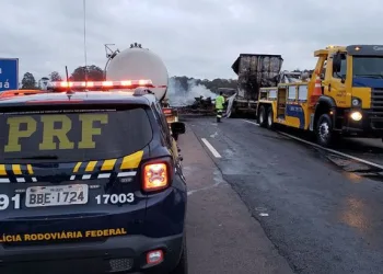 Presos em fuga incendeiam caminhões e interditam rodovia no Paraná
