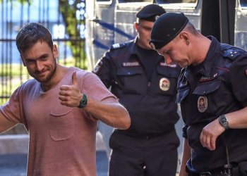 Membro do grupo Pussy Riot hospitalizado em estado grave na Rússia