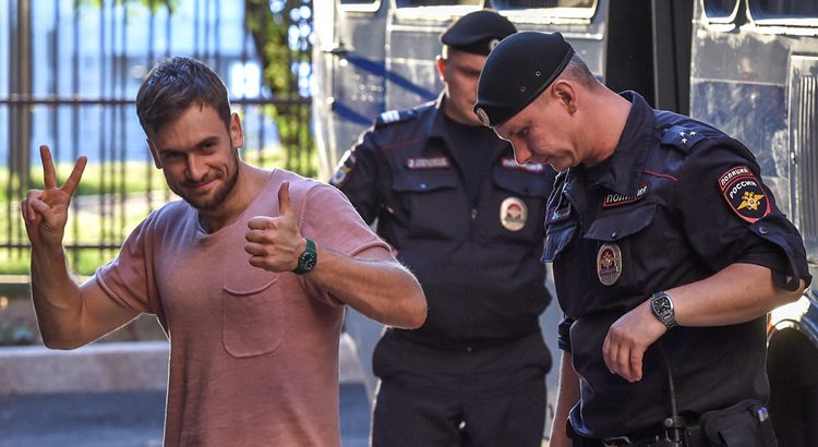 Membro do grupo Pussy Riot hospitalizado em estado grave na Rússia