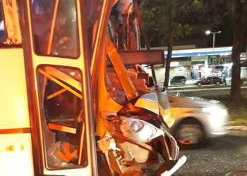 Ônibus batem em pista molhada em Taguatinga