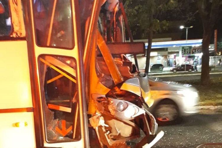 Ônibus batem em pista molhada em Taguatinga