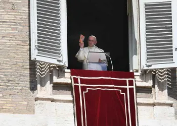 Papa presenteia fieis com crucifixos na praça São Pedro