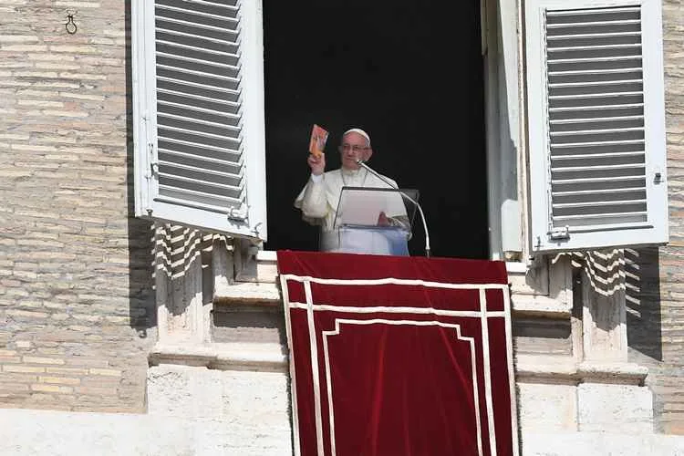 Papa presenteia fieis com crucifixos na praça São Pedro