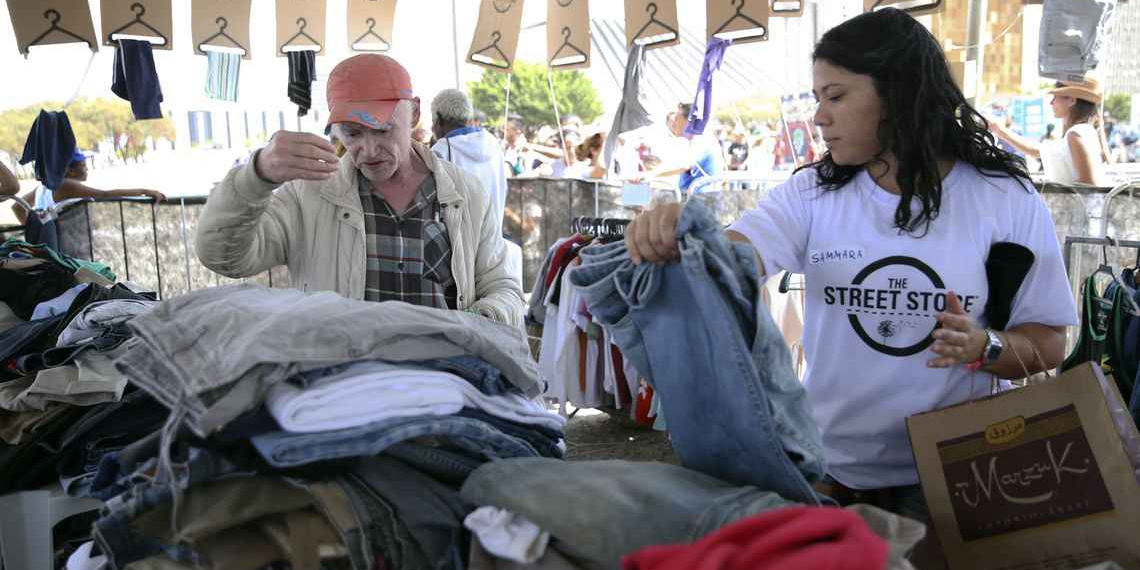 Campanha monta loja por um dia e doa roupas a 500 moradores de rua