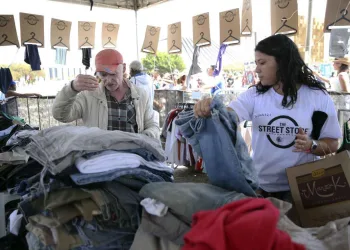 Campanha monta loja por um dia e doa roupas a 500 moradores de rua