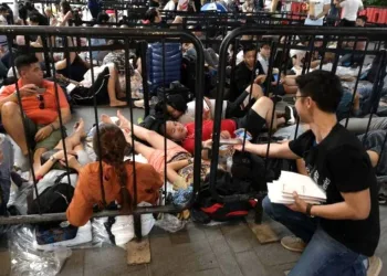 Huawei distribui baterias de graça em fila de lançamento do iPhone XS