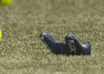 Torcedores suíços jogam controles de PS4 no gramado em protesto contra e-sports