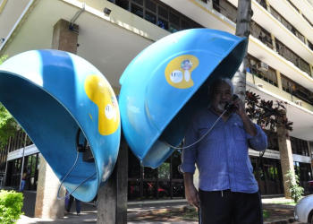 Anatel determina ligações gratuitas em orelhões da Oi em 11 estados