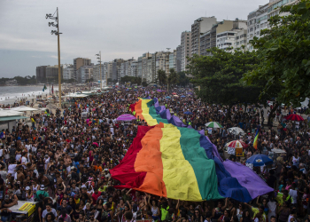 'Vote em ideias, não em pessoas', pede parada LGBTI no Rio de Janeiro
