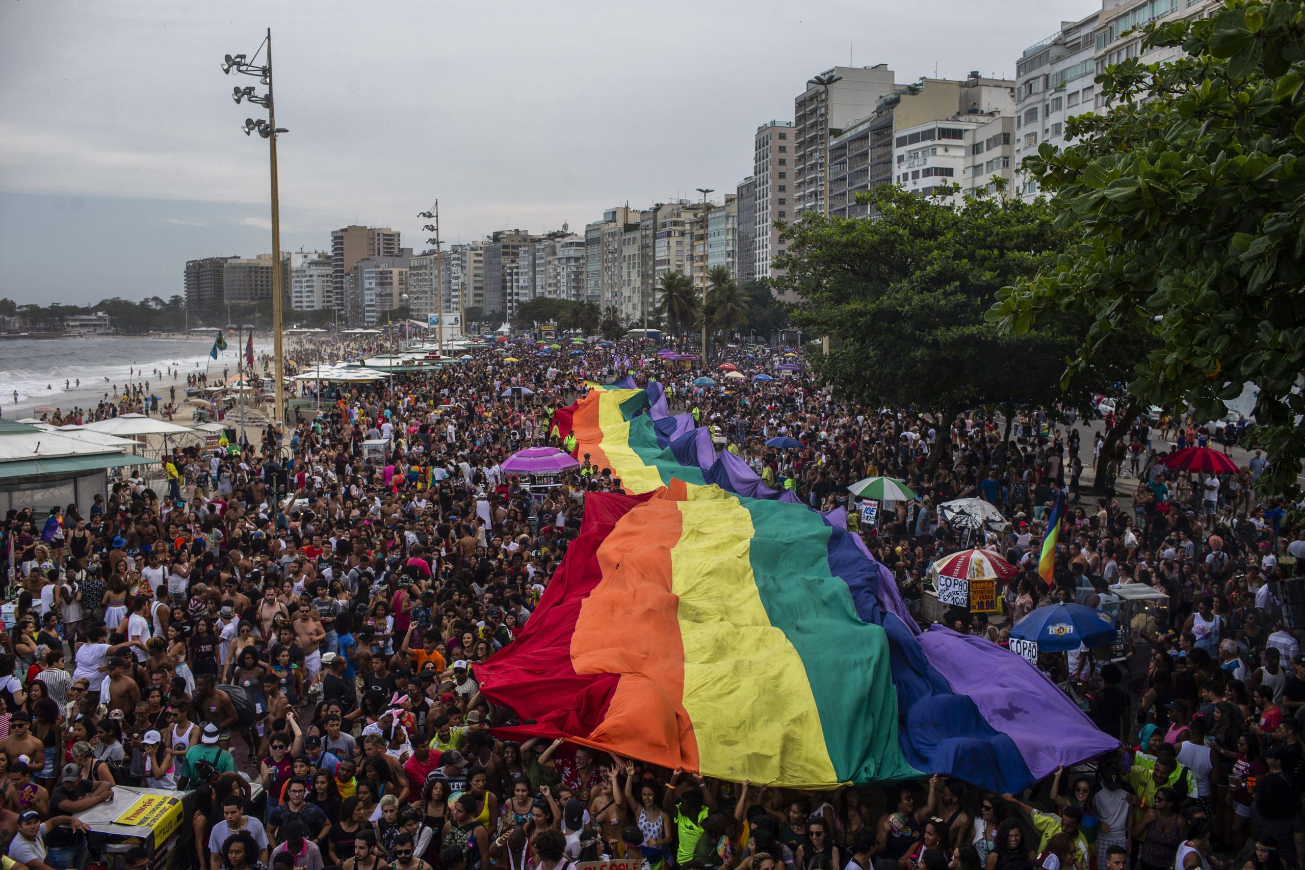 'Vote em ideias, não em pessoas', pede parada LGBTI no Rio de Janeiro