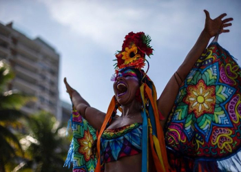 Parada LGBTI do Rio reúne 800 mil pessoas em Copacabana