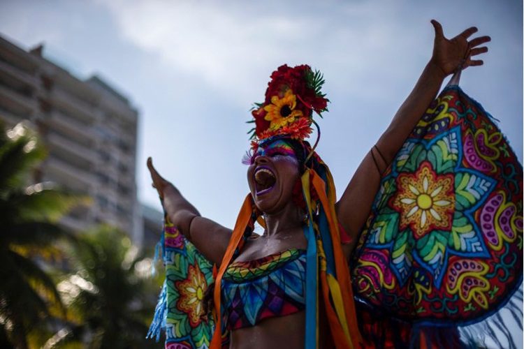 Parada LGBTI do Rio reúne 800 mil pessoas em Copacabana