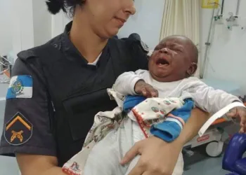 PAI E MÃE PRESOS NO RJ POR TENTAREM MATAR FILHO DE TRÊS MESES!!
