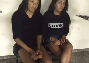 ELAS ESTAVAM ROUBANDO E A CASA CAIU….