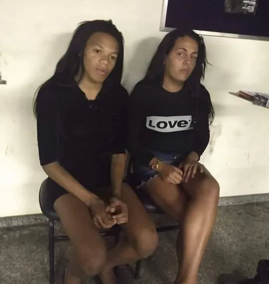 ELAS ESTAVAM ROUBANDO E A CASA CAIU….