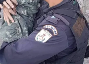 CRIANÇA ABANDONADA POR PAI DROGADO NO RJ!!