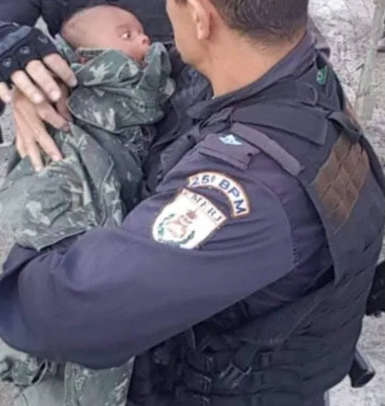 CRIANÇA ABANDONADA POR PAI DROGADO NO RJ!!