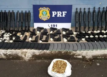 PRF apreende 20 fuzis que seriam entregues em Comunidade do RJ!!