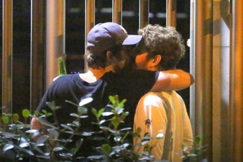 Ator da Globo é visto aos beijos com ator da Record