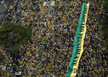 Simpatizantes de Bolsonaro vão às ruas após protestos; rivais fazem apelo a eleitores