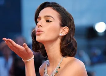 Bruna Marquezine aparece loira e surpreende os fãs