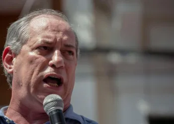 CIRO GOMES É OPERADO E PERMANECE INTERNADO