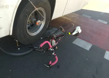 Criança morre atropelada ao cair de bicicleta no Rio de Janeiro