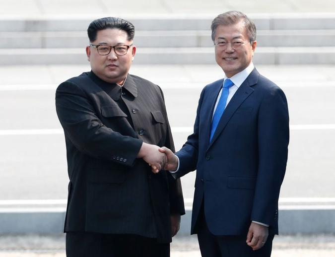 Moon Jae-in, que se reuniu duas vezes com Kim Jong Un este ano, teve um papel chave de intermediário para tornar possível o encontro histórico entre o líder norte-coreano e o presidente americano Donald Trump(foto: AFP)