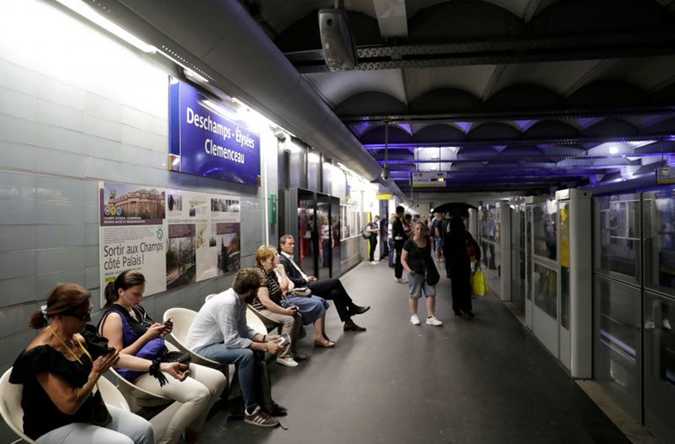 Apesar das adversidades, o tema vem sendo estudado a pedido da prefeita de Paris, Anne Hidalgo. Entre as hipóteses estăo a gratuidade total, a liberaçăo de catracas durante o dia, a exclusăo de turistas ou ainda a liberaçăo de pagamento por critérios sociais de renda(foto: Thomas Samson/AFP)