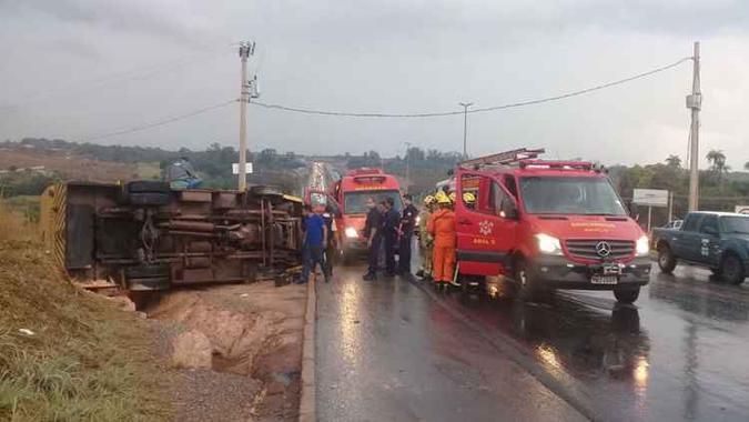 Um carro-forte capotou na BR-020, na subida do Taquari, no sentido Colorado(foto: Divulgaçăo/Corpo de Bombeiros)