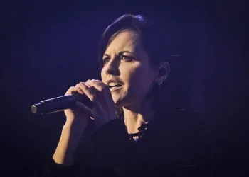 Causa de morte da vocalista de Banda de rock  é revelada