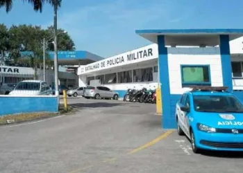 PMs são presos por cobrar R$ 200 a comerciantes no RJ por falsa proteção