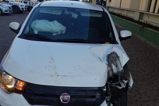 O suspeito foi perseguido pela polícia e só parou após bater em árvore(foto: PMDF/Divulgaçăo)