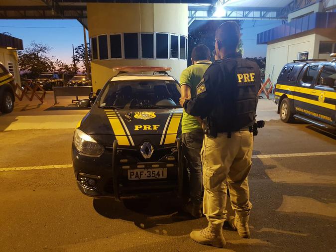 O homem de 43 anos foi preso e levado à 27Ș Delegacia de Polícia no Recanto das Emas(foto: PRF / Divulgaçăo)