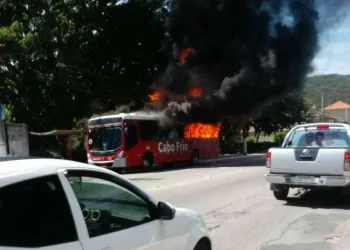 Ônibus é incendiado em Cabo Frio