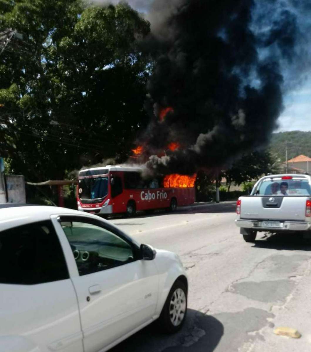 Ônibus é incendiado em Cabo Frio