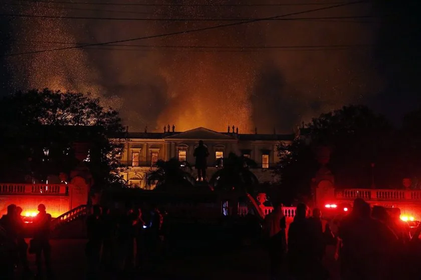 Funcionários do Museu Nacional entraram nas chamas para salvar acervo