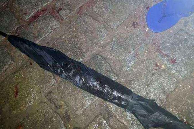 O objeto confundido com uma arma de grande porte ficou manchado de sangue(foto: Divulgaçăo)