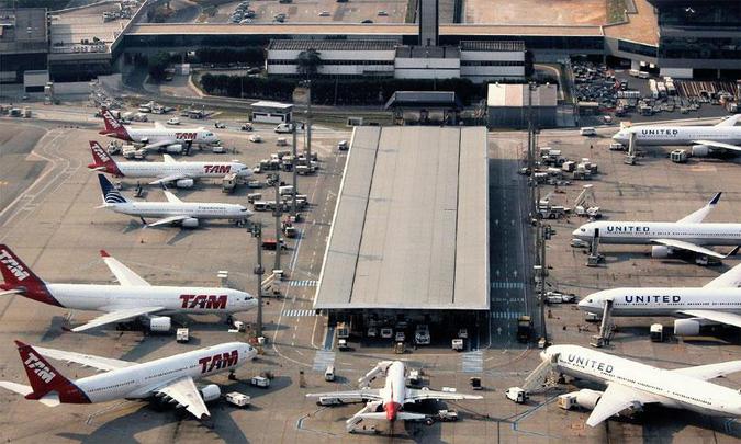 Equipe médica do Aeroporto de Guarulhos chegou a socorrer o passageiro (foto: Reproduçăo da internet/Facebook/GRU Airport - Aeroporto Internacional de Săo Paulo)