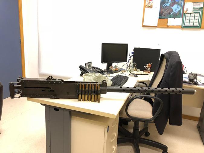 Metralhadora possui 1,68 metro de comprimento e pesa 38 quilos (foto: Divulgaçăo/ Polícia Civil )