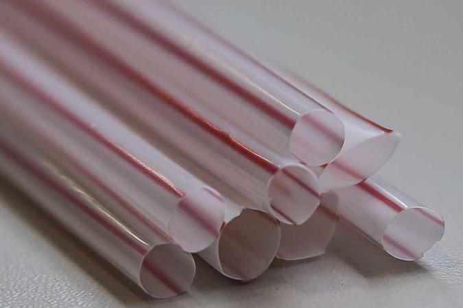 Segundo a nova lei, o canudo oferecido pelo comércio carioca precisa ser de papel biodegradável ou reciclável(foto: Marcello Casal JR/Agência Brasil)