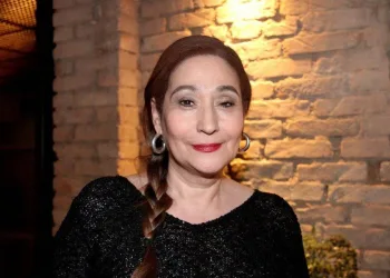 Apresentadora  choca seguidores ao exibir foto de quando era jovem