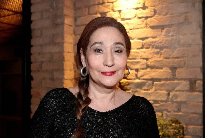 Apresentadora choca seguidores ao exibir foto de quando era jovem