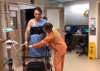 Vídeo. Bolsonaro anda em hospital e brinca com equipe médica