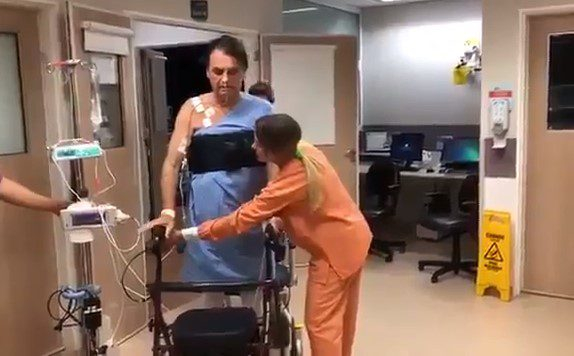 Vídeo. Bolsonaro anda em hospital e brinca com equipe médica